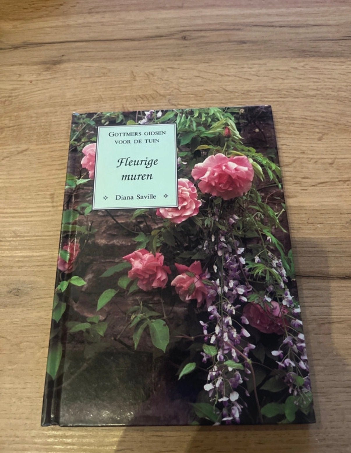 Fleurige Muren - Tuinboek over bloemschikken en groen, Boeken, Wonen en Tuinieren, Ophalen of Verzenden, Zo goed als nieuw, Bloemschikken, Groendecoratie