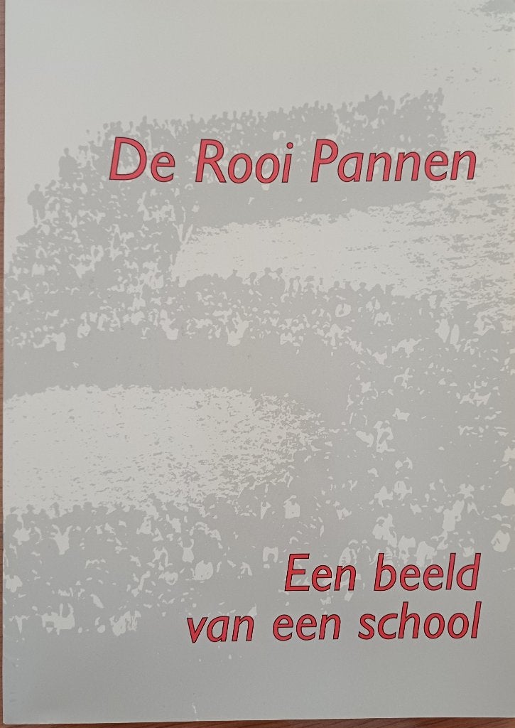 KORTING! De Rooi Pannen - Een beeld van een school, 20e eeuw of later, Ophalen of Verzenden, Zo goed als nieuw, P. Jacobs