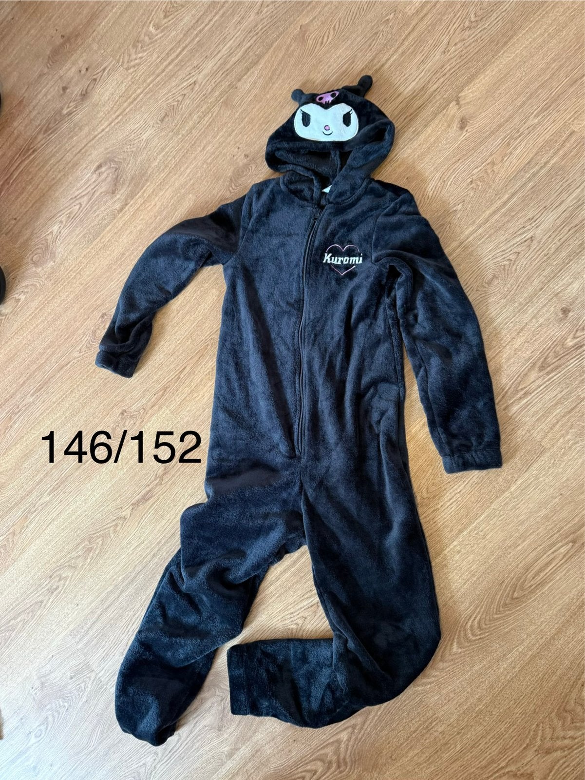 Kuromi Onesie Maat 146/152 - Zwart Fleece Pyjama Pak, Kinderen en Baby's, Kinderkleding | Maat 146, Ophalen of Verzenden, Gebruikt