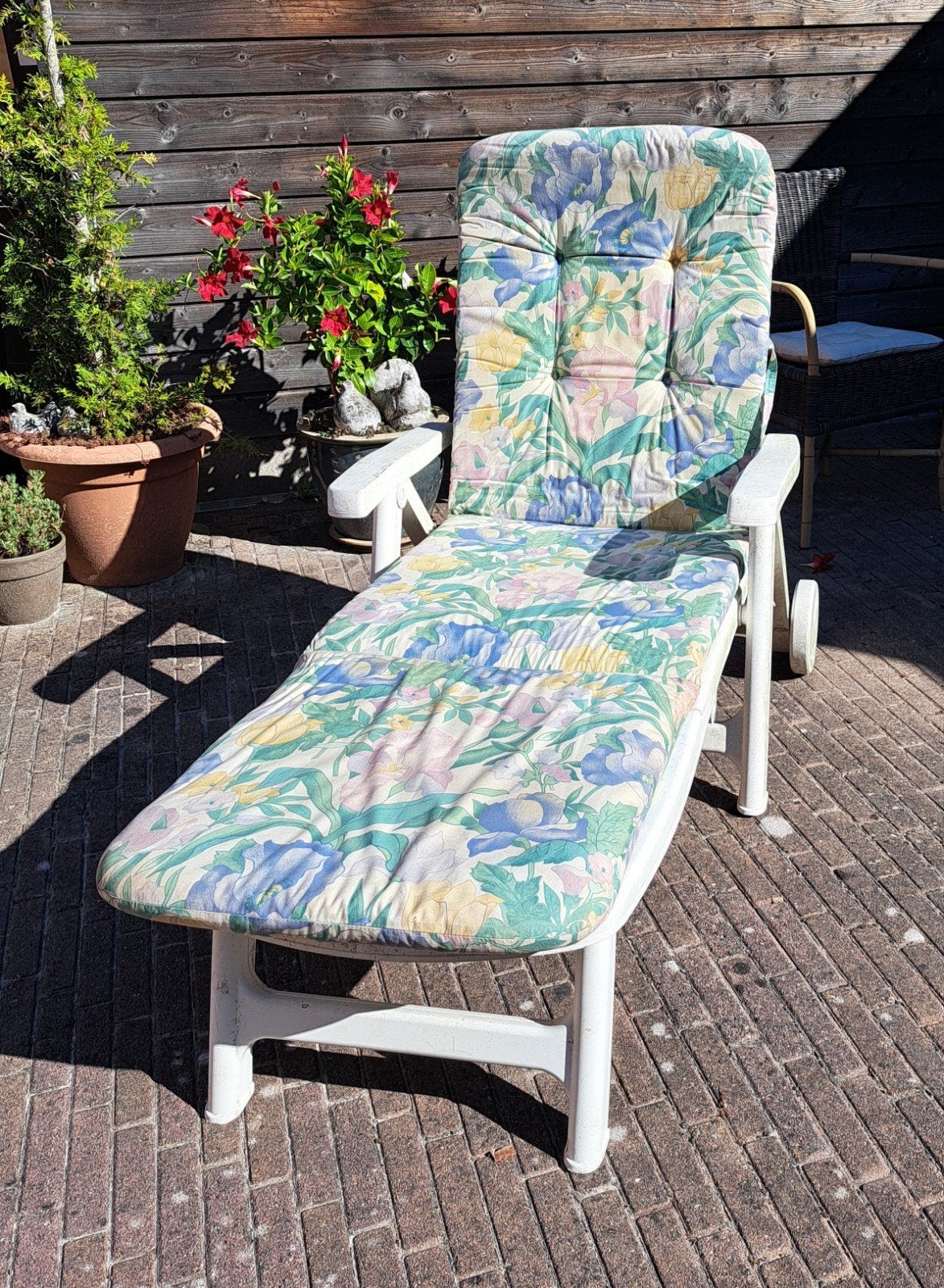 Ligbed met kussen, Tuin en Terras, Ligbedden, Ophalen, Zo goed als nieuw, Kunststof, Inklapbaar