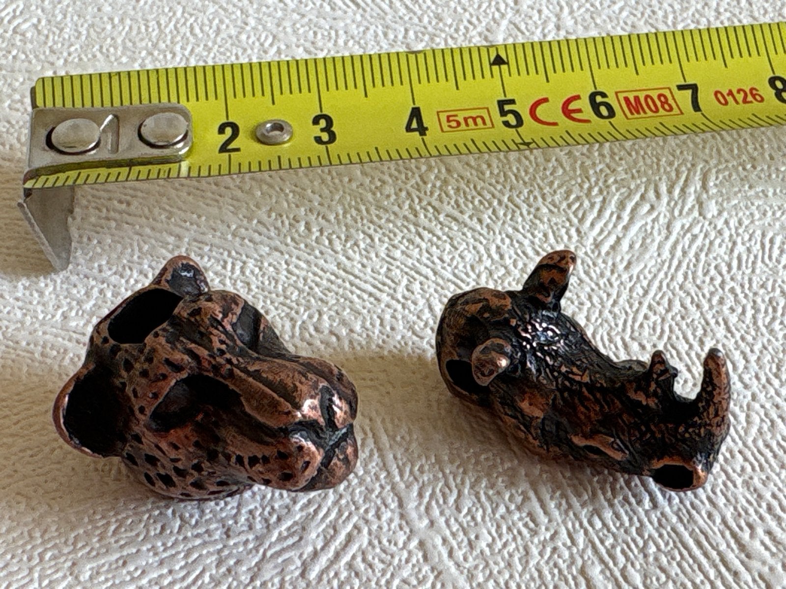 2 bronzen bedels: luipaard en neushoorn, Sieraden, Tassen en Uiterlijk, Overige merken, Overige materialen, Ophalen of Verzenden