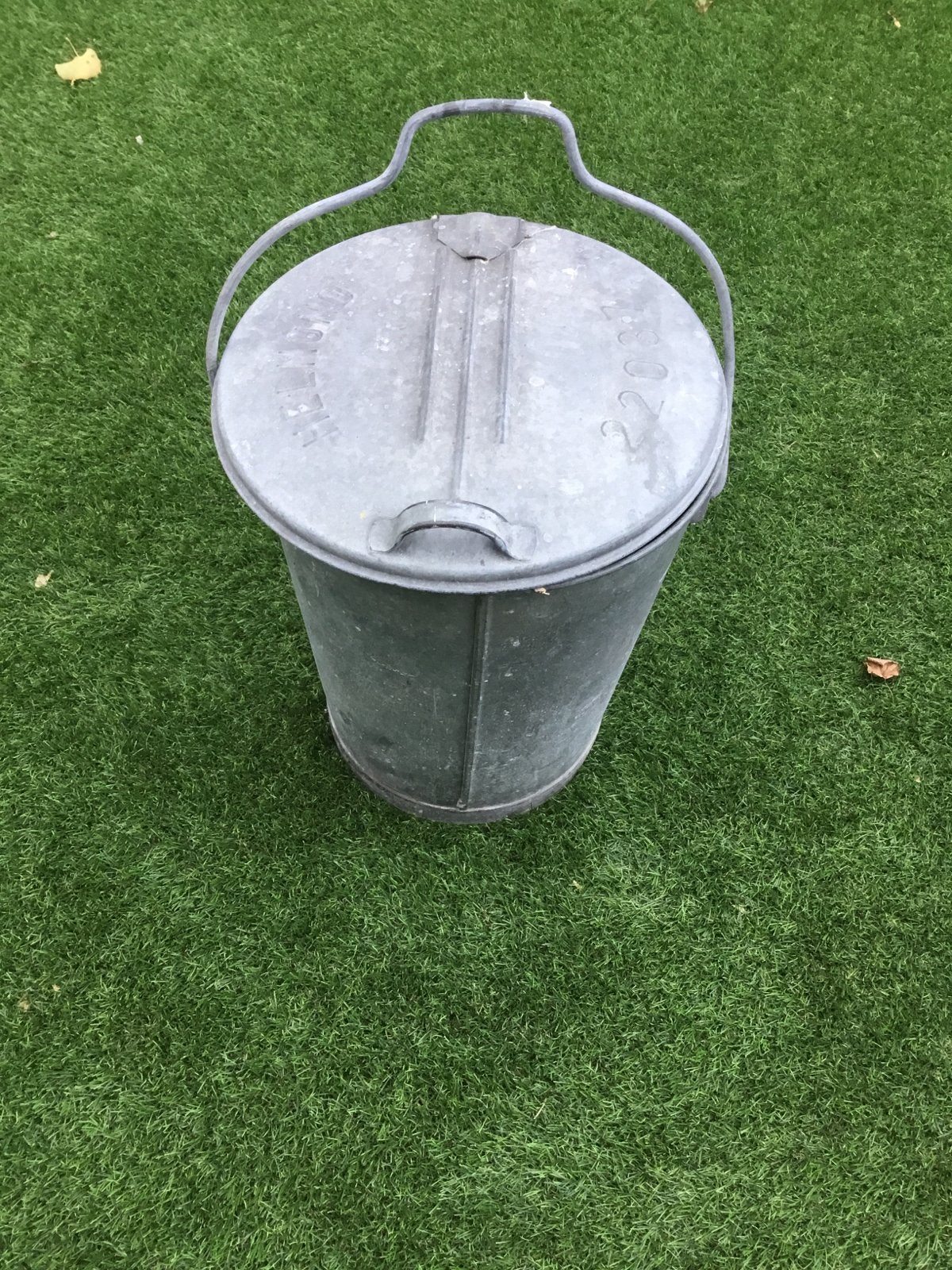 Vintage gegalvaniseerde vuilnisemmer helmond met deksel, Ophalen, 50 tot 75 cm, Metaal, 20 tot 30 liter