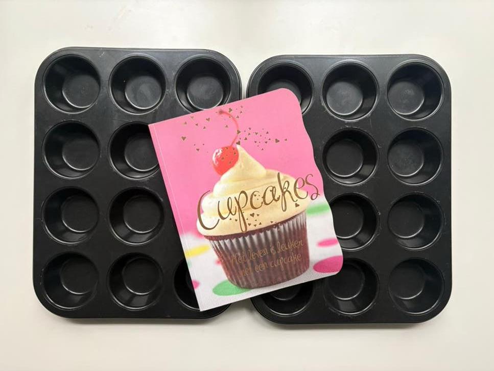 Cupcake boekje met recepten en 2 bakvormen, Hobby en Vrije tijd, Taarten en Cupcakes maken, Ophalen of Verzenden, Gebruikt, Cupcakes