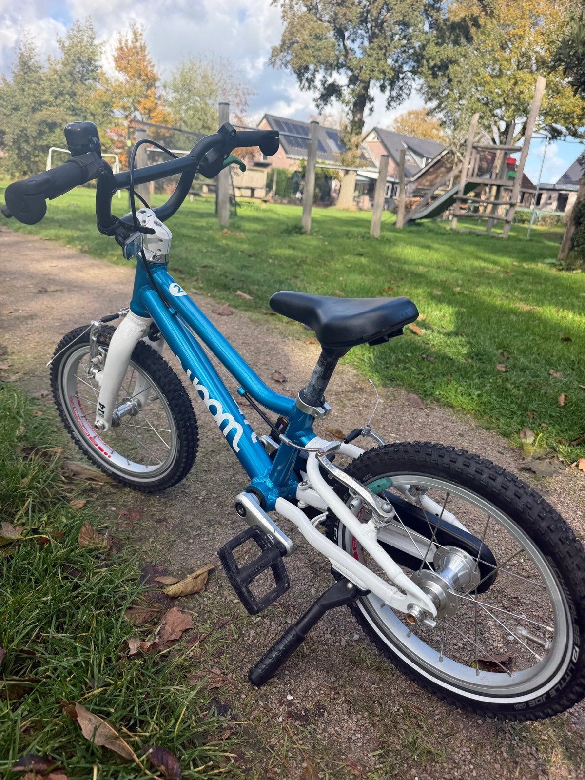 Woom 2 kinderfiets met standaard - Blauw, Ophalen of Verzenden, Gebruikt, Velgrem, 16 tot 20 inch