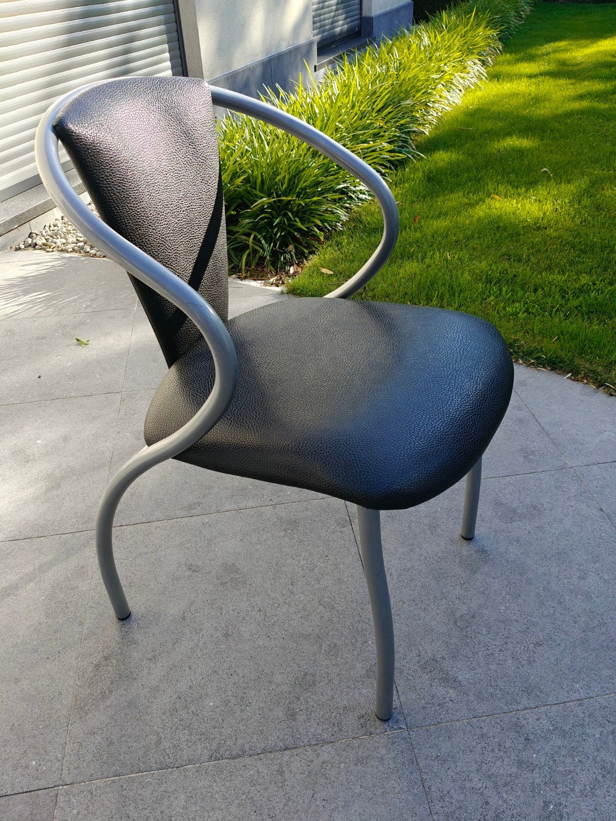 Zwarte lederen stoel met metalen frame, Huis en Inrichting, Stoelen, Ophalen, Gebruikt, Zwart, Leer