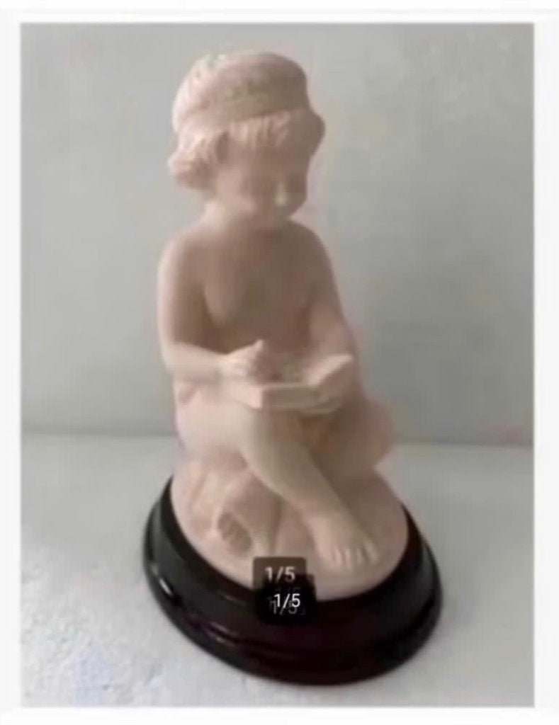 Brocante Albast beeld meisje met boek, 16 cm, op voet, Ophalen of Verzenden