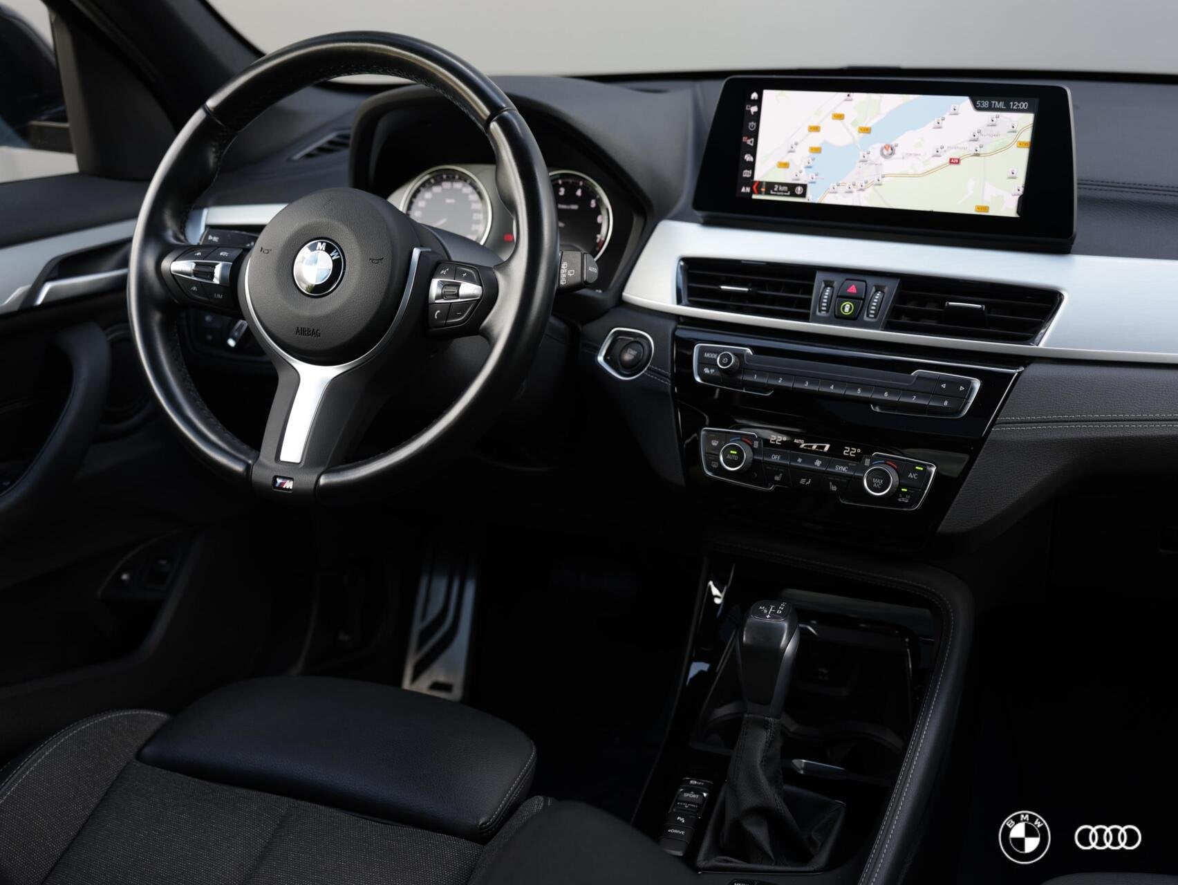 BMW X1 xDr25e M SPORT / PANODAK / ACC / HEADUP / CARPLAY / 1, Auto's, Met garantie (alle), Leder en Stof, Zwart, Bedrijf