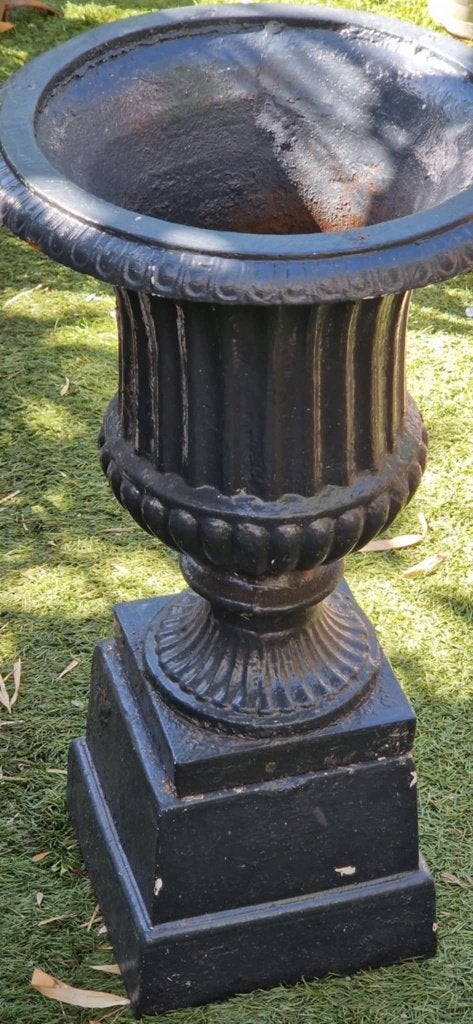mooie gietijzeren tuinvaas op sokkel (brocante), Ophalen, Gebruikt