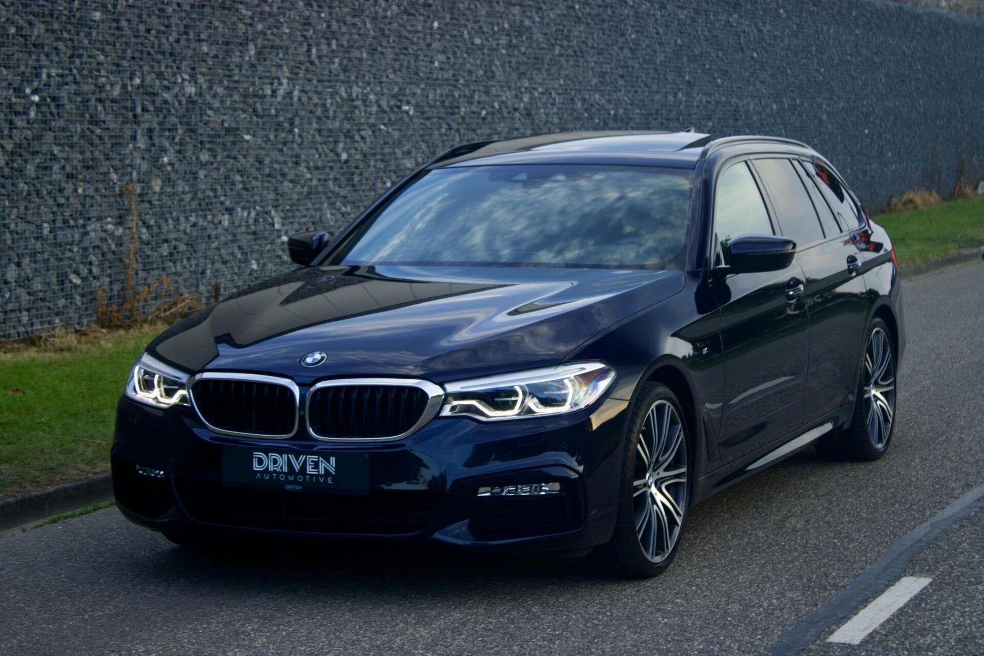 BMW 540i Touring M Sport | Pano - HUD - Comfort - H/K - Soft, Auto's, Automaat, Dealer onderhouden, Gebruikt, Zwart