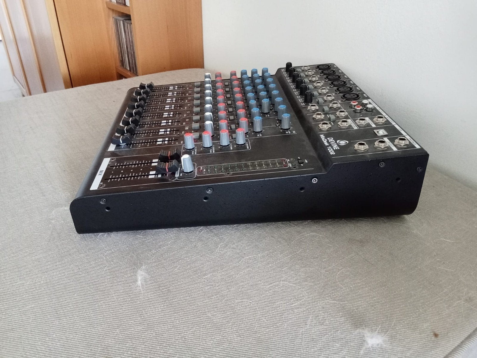 Devine MixDesk 1002 mengpaneel met Innox flightcase, Ophalen