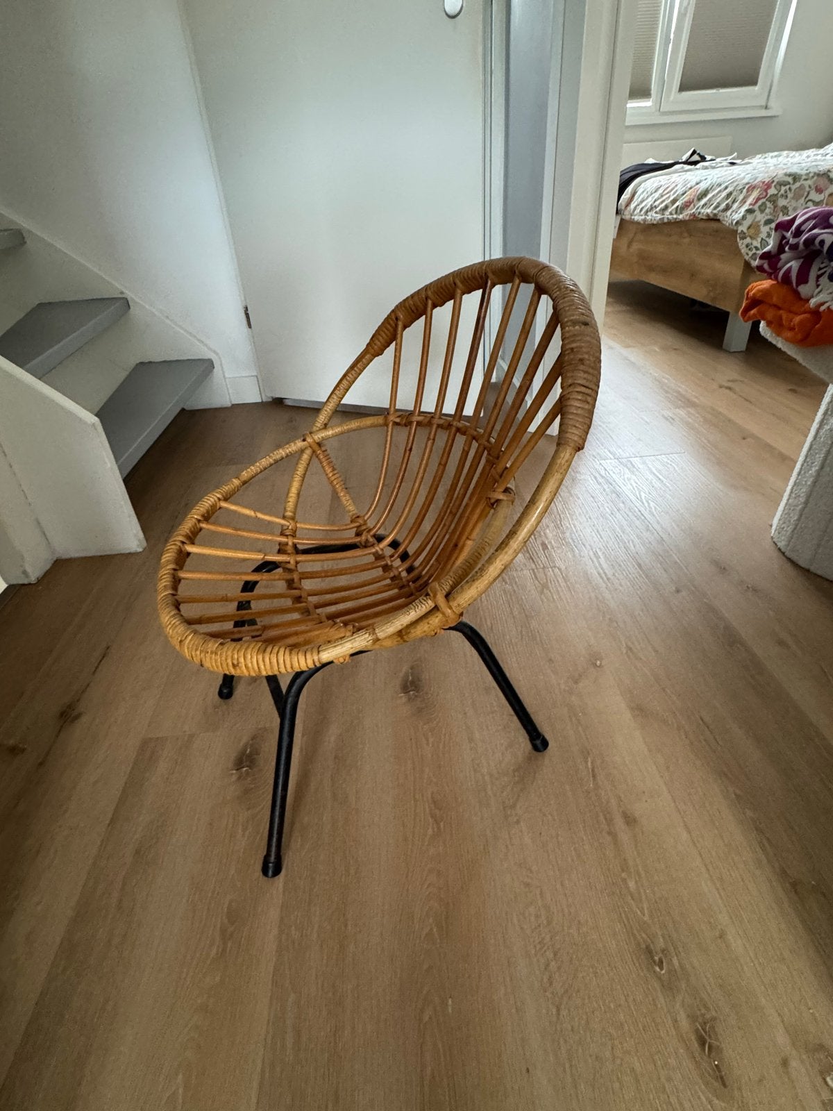 Vintage kinder rotan stoel met metalen onderstel, Gebruikt, Bruin, Riet of Rotan, Ophalen of Verzenden
