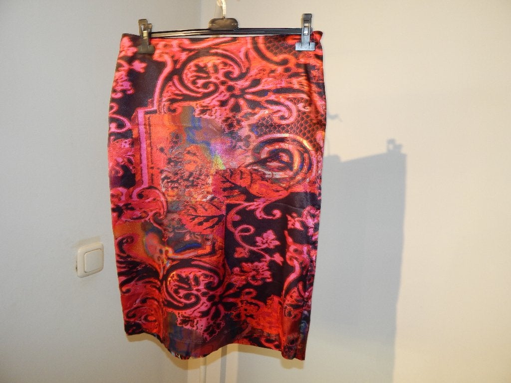 Save the Queen satijn achtige rok rood in mooie print XL, Maat 46/48 (XL) of groter, Save the Queen, Zo goed als nieuw, Knielengte