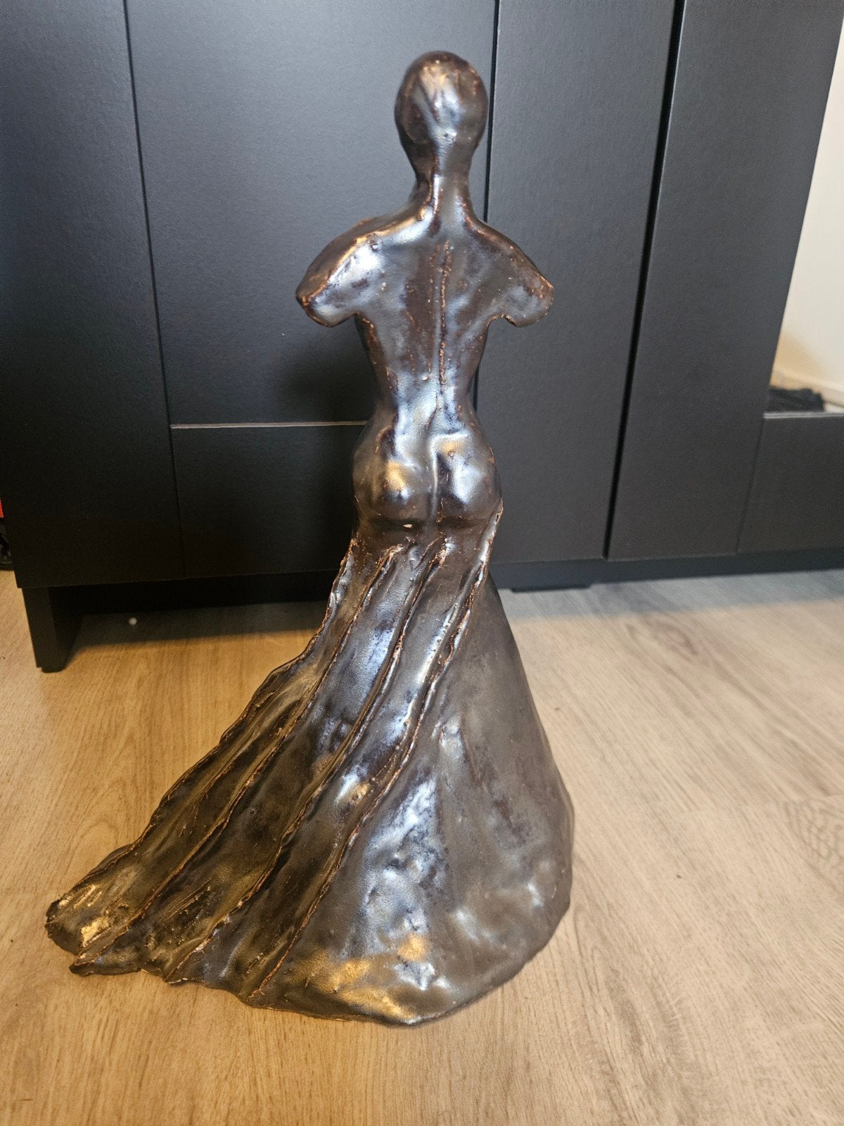Keramiek sculptuur van een vrouw in avondjurk, Antiek en Kunst, Geglazuurd, Ophalen of Verzenden, Steen of Keramiek, Beeld