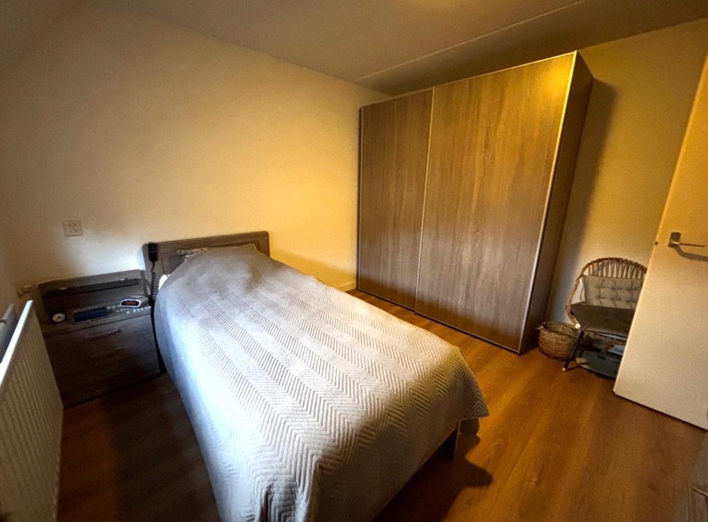 Senioren bed hoge instap, Ophalen, 90 cm, Eenpersoons, Bruin