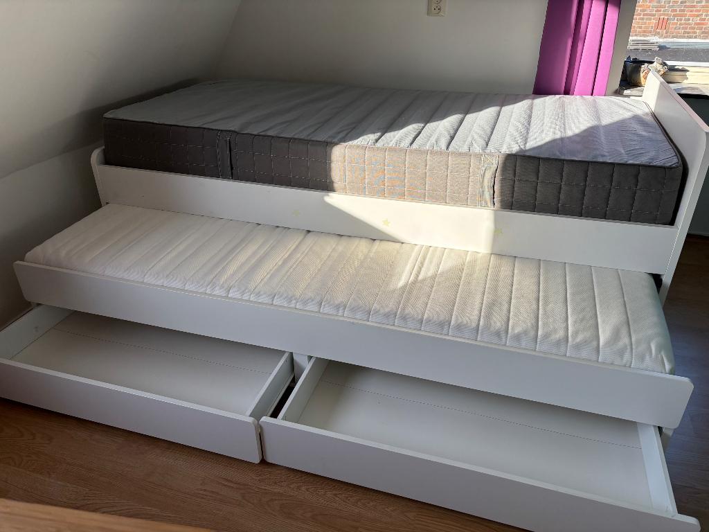 Mooi IKEA bed type slakt met logeerbed, Huis en Inrichting, Slaapkamer | Bedden, Ophalen, 100 cm, Eenpersoons, Wit