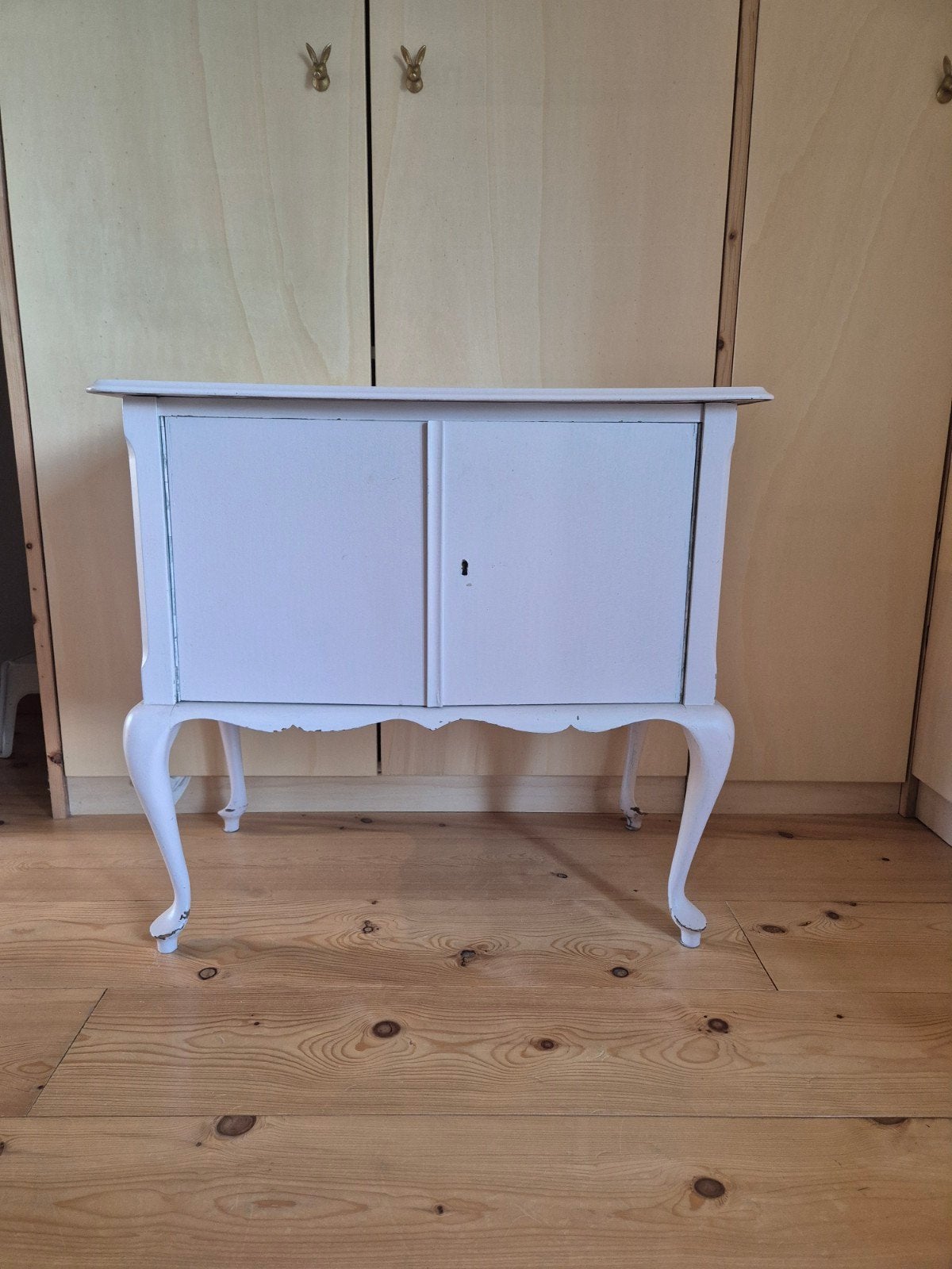 Vintage  kastje met sierlijke poten, queen Ann style, Ophalen