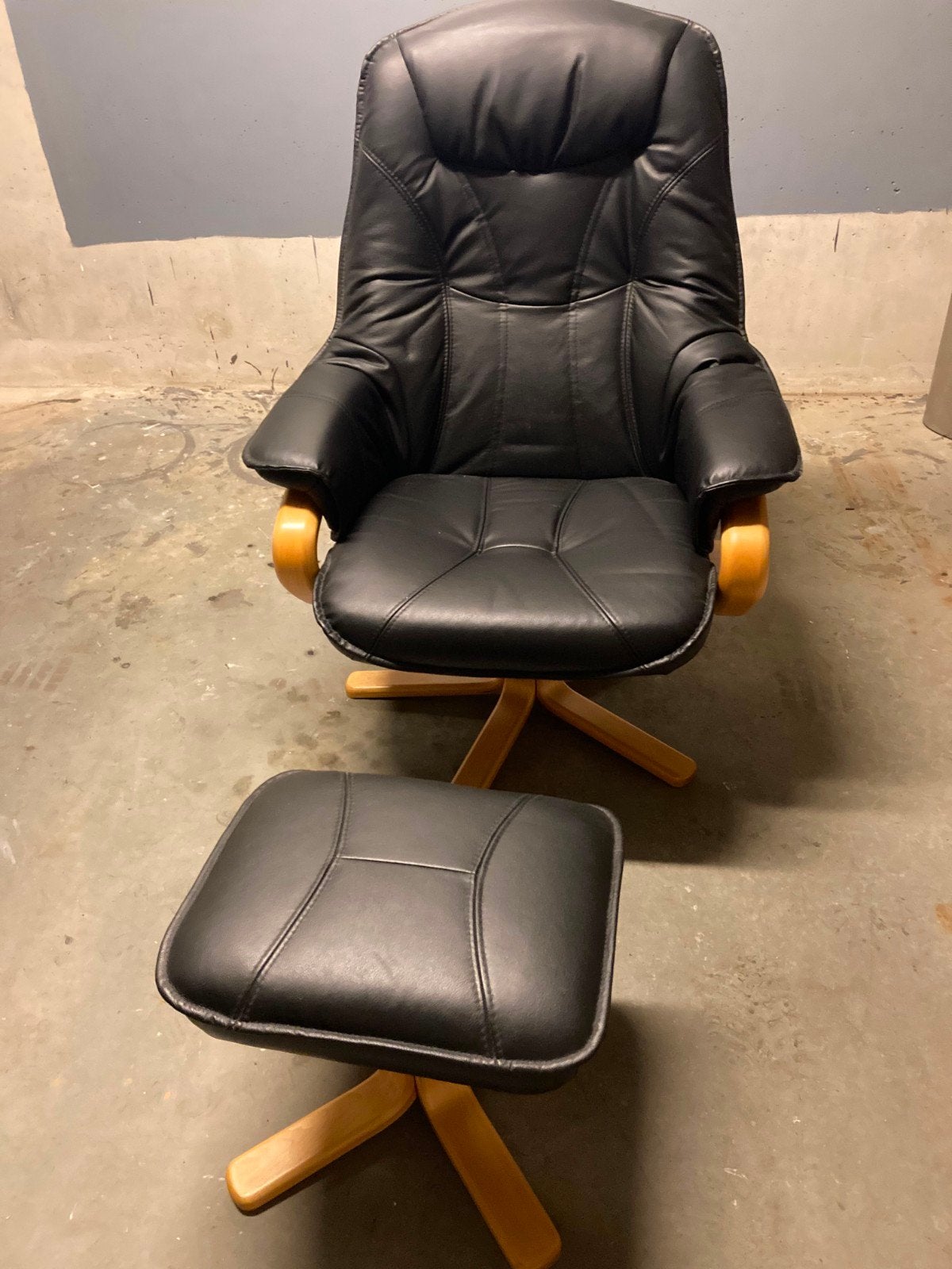 Zwarte Lederen Fauteuil met Voetenbankje, Gebruikt, Ophalen of Verzenden, 50 tot 75 cm, Hout