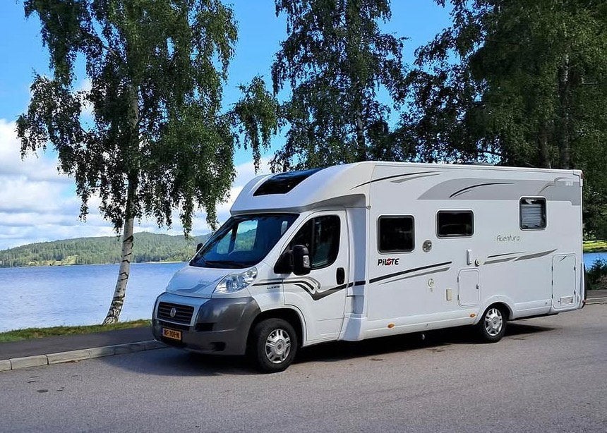 Camper Queensbed & hefbed PiloteAventura P736 4-pers 81285km, Caravans en Kamperen, Campers, Ringverwarming, Fiat, Pilote, Particulier