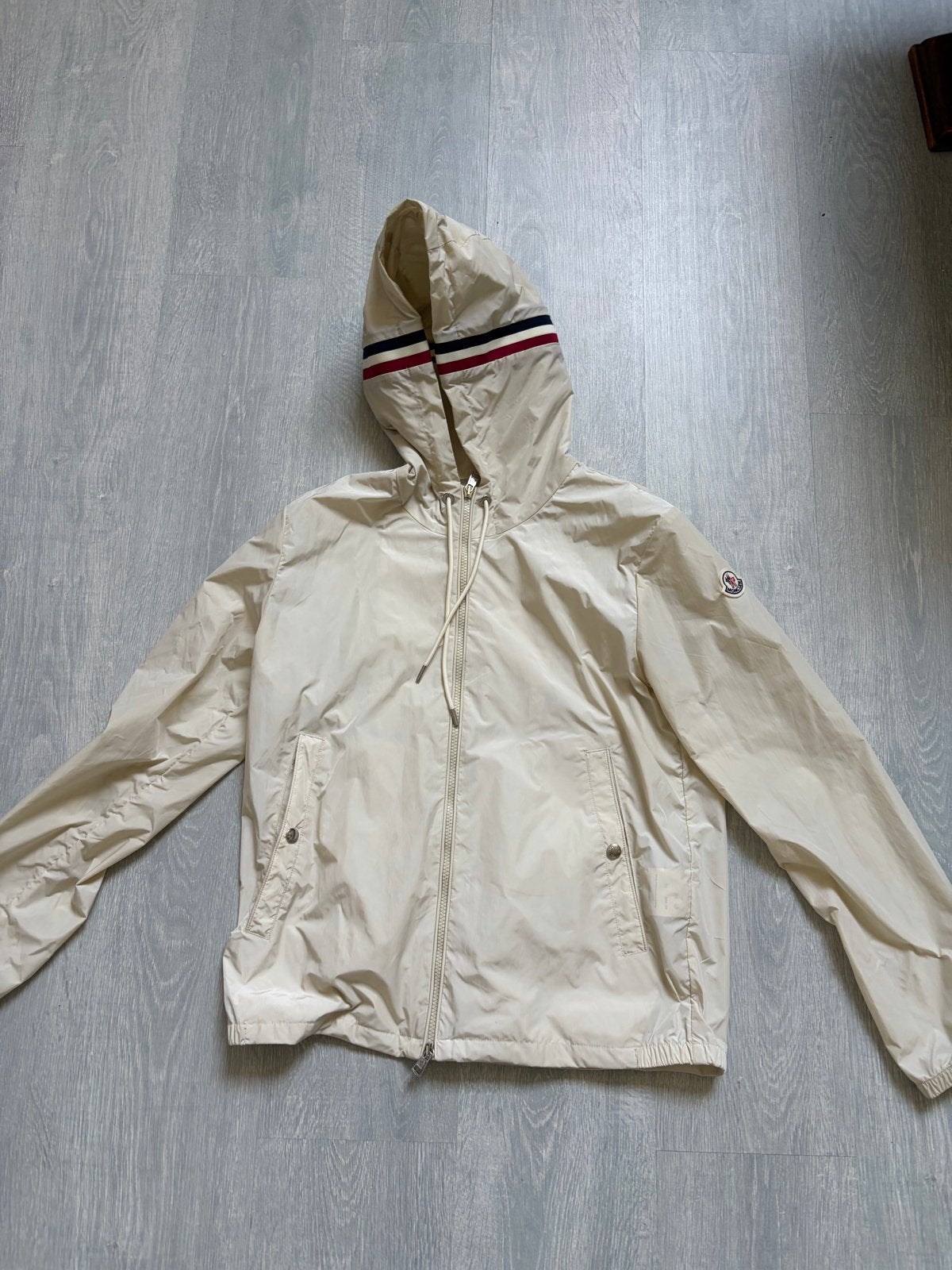 Moncler Windbreaker Jas - Beige met Tricolore details, Kleding | Heren, Jassen | Zomer, Ophalen of Verzenden, Zo goed als nieuw