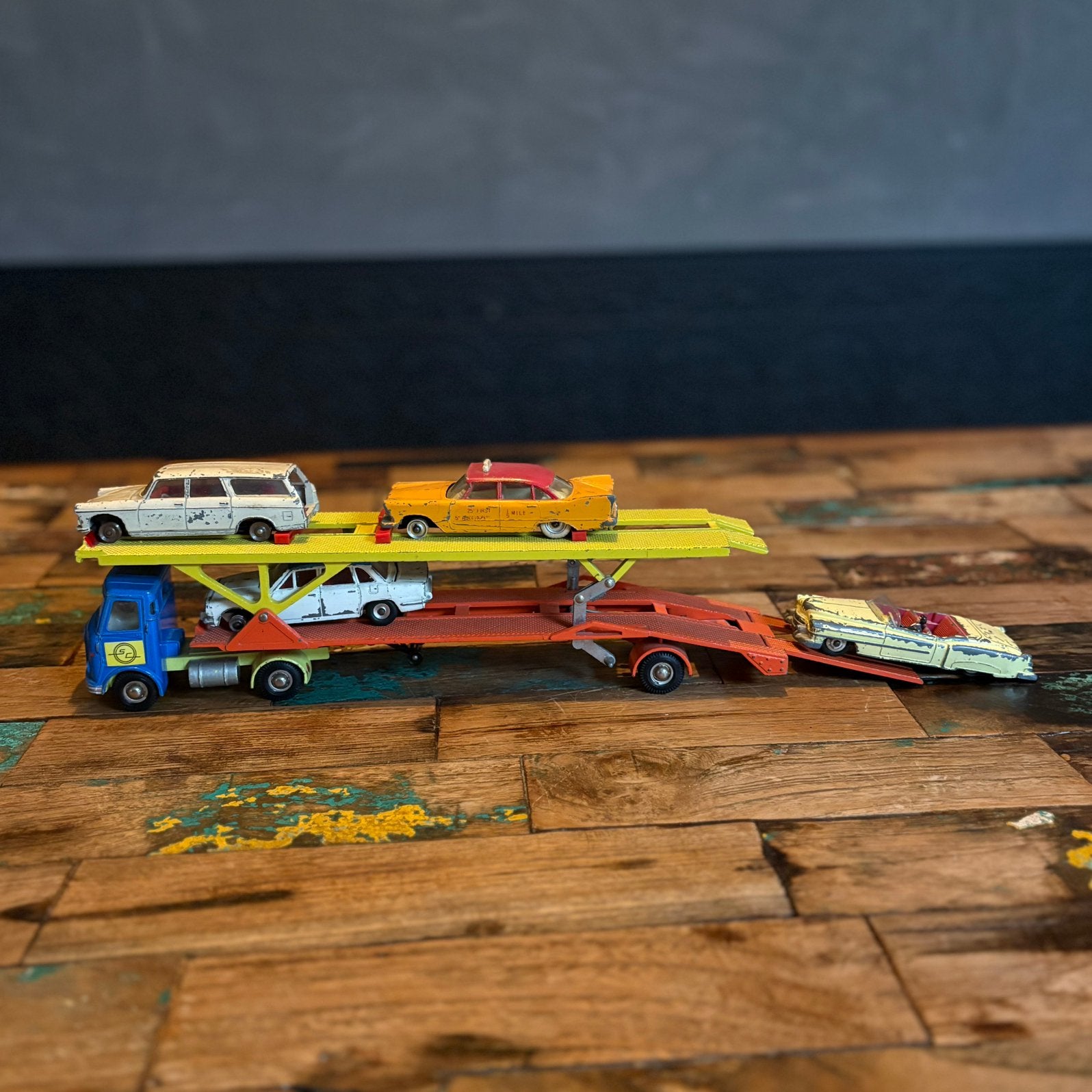 Dinky Supertoys 974 AEC Hoynor Car Transporter + 4 auto’s, Ophalen of Verzenden, Zo goed als nieuw, Dinky Toys