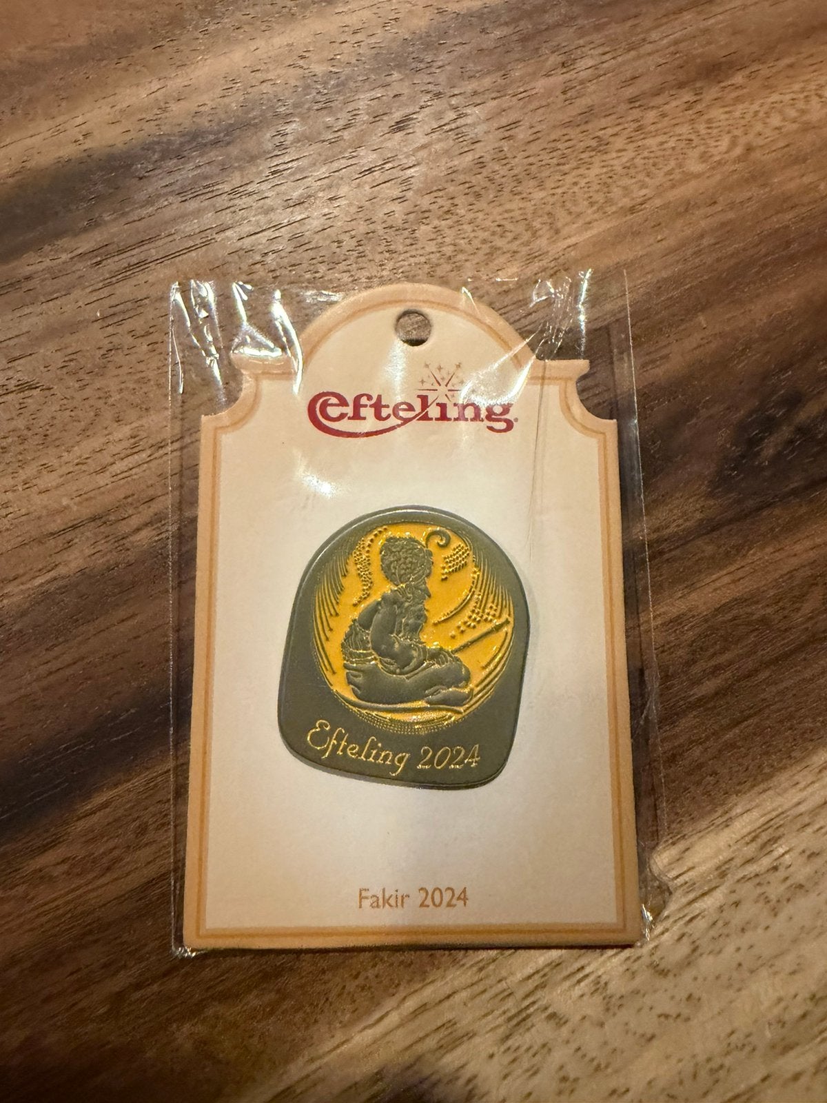 Efteling jaarpin 2024 de Fakir op kaartje, Ophalen of Verzenden, Zo goed als nieuw, Button of Speldje