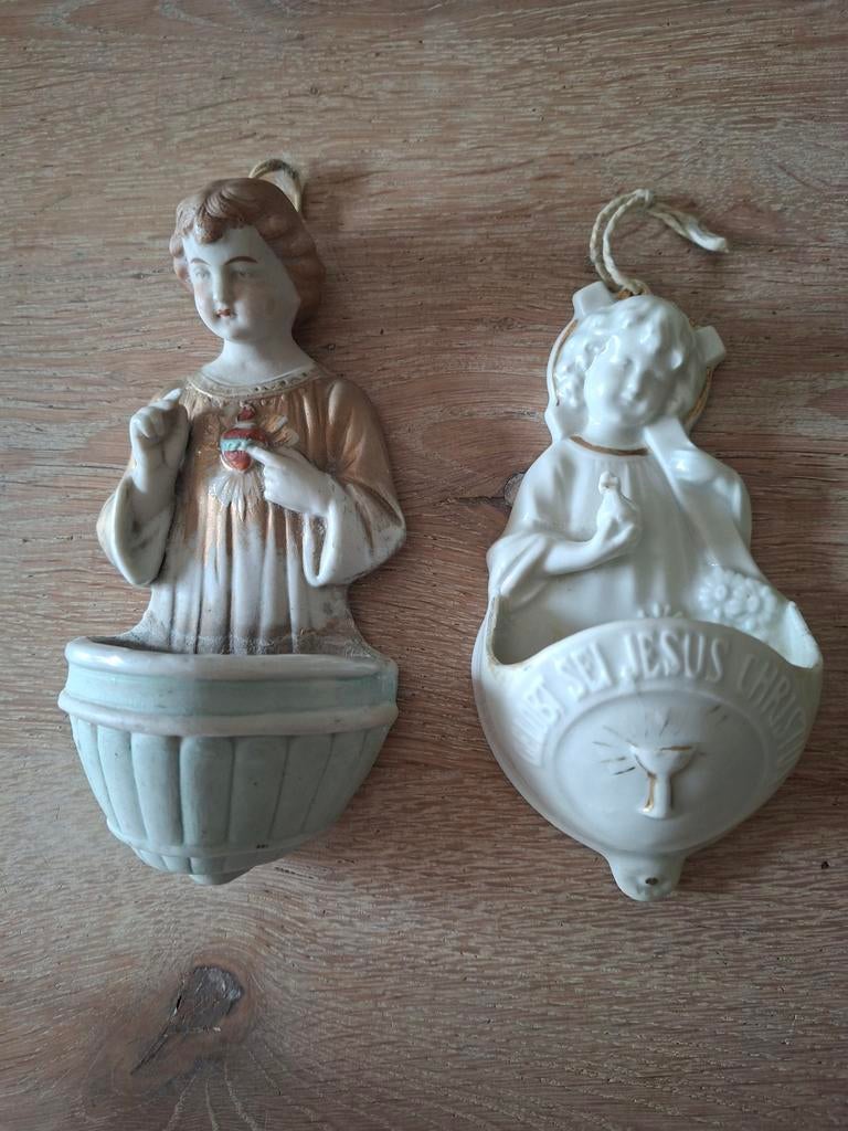 Twee puntgave antieke wijwatervaatjes, Ophalen of Verzenden