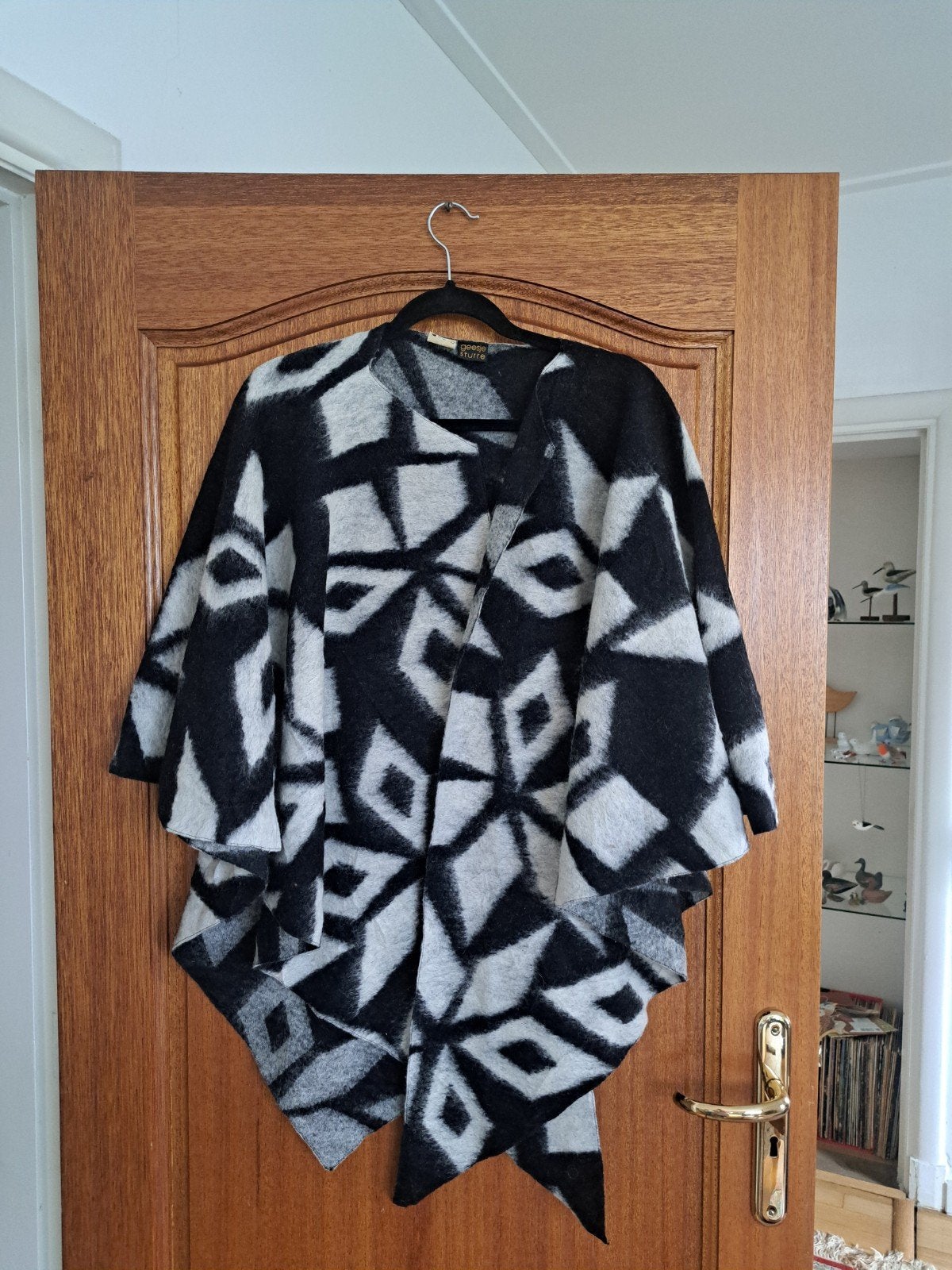 Geesje Sturre wollen poncho/cape zwart-wit, Geesje Sturre, Ophalen of Verzenden, Zo goed als nieuw, Zwart