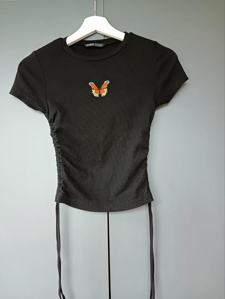 Zwart shirtje met geborduurde vlinder mt XS/34 van Shein, Zwart, Ophalen of Verzenden, Zo goed als nieuw, Korte mouw