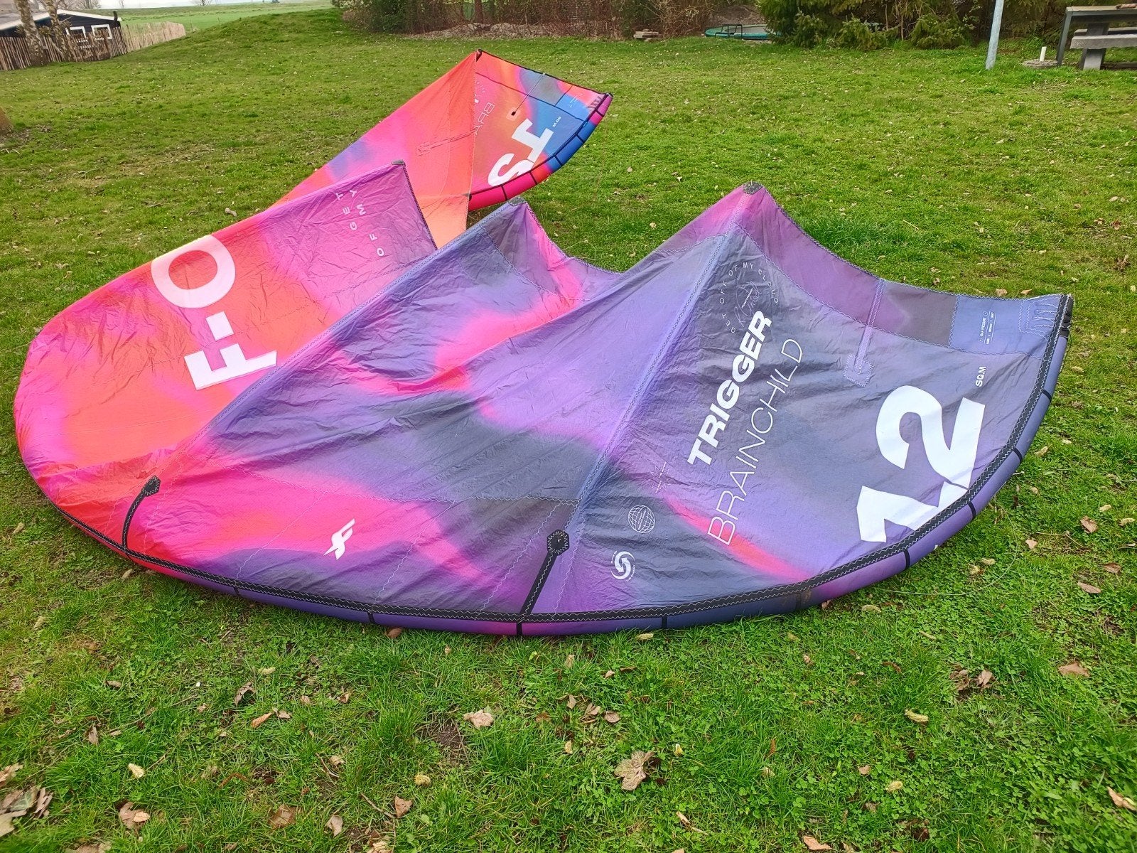 F-One Trigger Brainchild 12m², Watersport en Boten, Kitesurfen, Geen board, Ophalen of Verzenden, Zo goed als nieuw