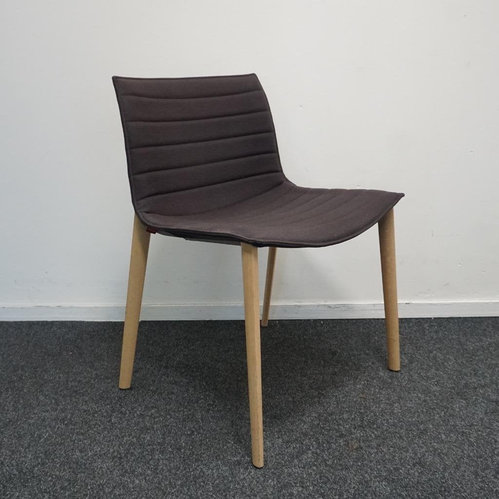 Arper Catifa 53 Design Stoelen | Bruin | Gestoffeerd | Stoel, Gebruikt, -, Ophalen of Verzenden, Stof
