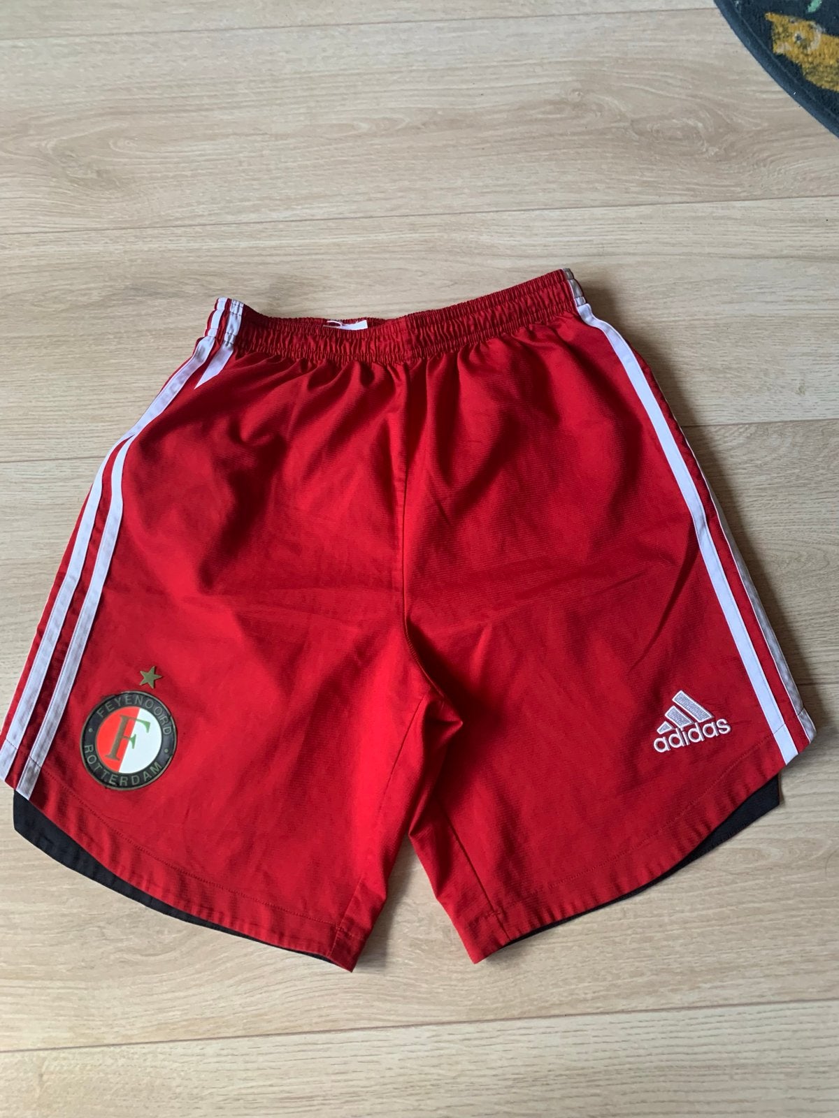 Feyenoord rode korte broek - Maat 13/14 (158/164), Ophalen of Verzenden, Zo goed als nieuw, Jongen, Sport- of Zwemkleding