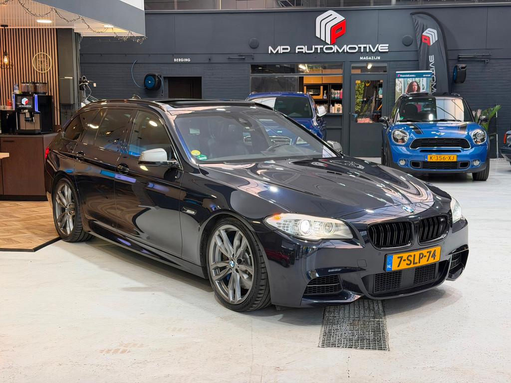 BMW 5-serie Touring M550xd|PANO|B&O|HUD|SOFTCLOSE|360|M550D|, Auto's, Automaat, Gebruikt, 2993 cc, Zwart