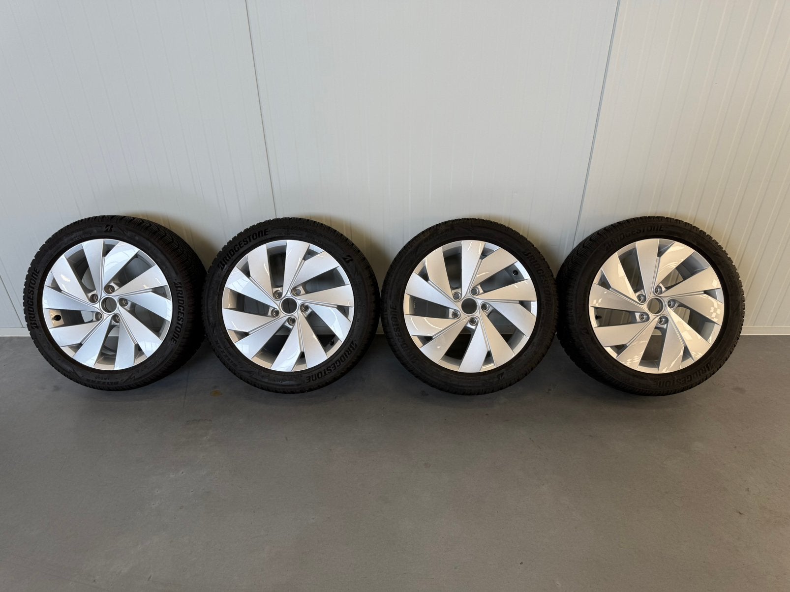 Vw Golf 5 6 7 8 Belmont 17 inch met winterbanden zgan, Auto-onderdelen, Banden en Velgen, Ophalen, Velg(en), 17 inch, Personenwagen