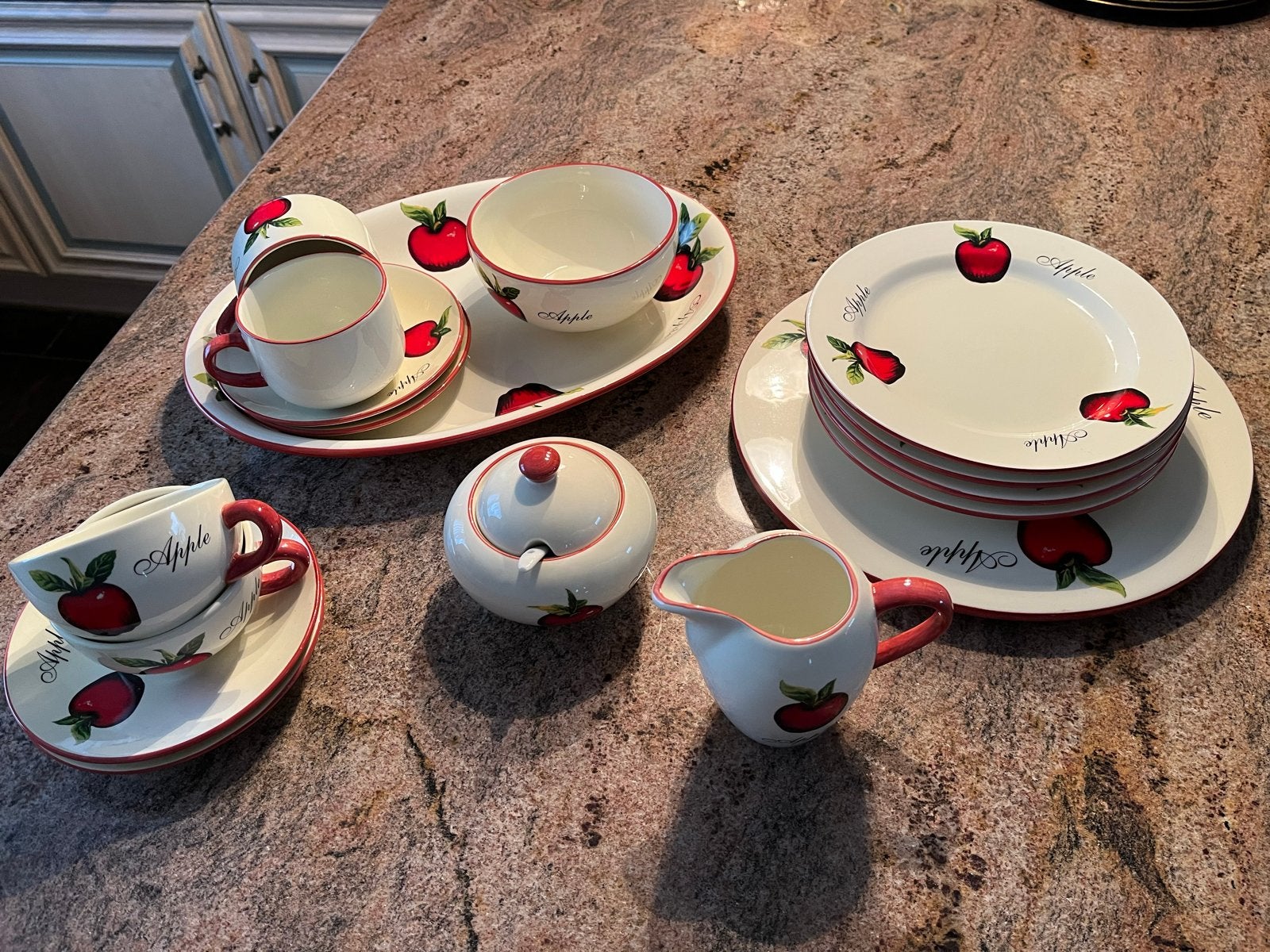 Servies met appelmotief - Compleet set, Huis en Inrichting, Keuken | Servies, Ophalen, Keramiek, Zo goed als nieuw, Overige stijlen