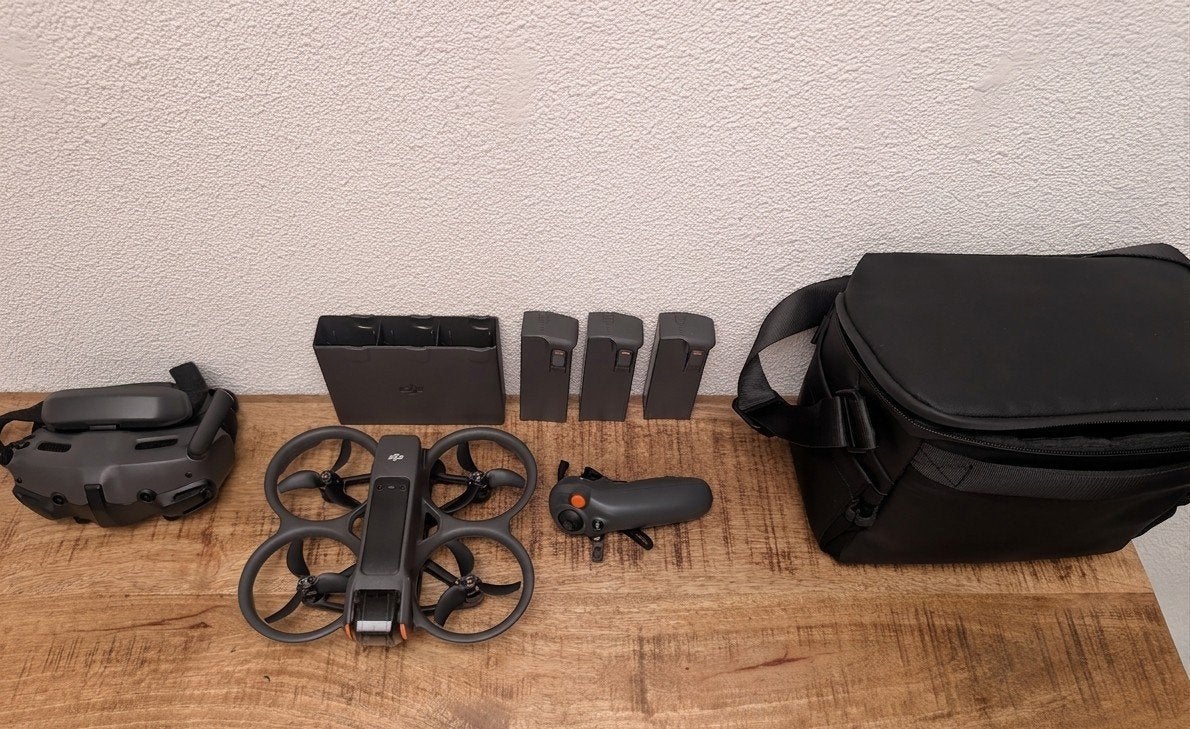DJI Avata 2 Fly More Combo met 3 accu's en tas, Audio, Tv en Foto, Drones, 250 tot 900 gram, Zo goed als nieuw, DJI, 1 tot 5 kilometer
