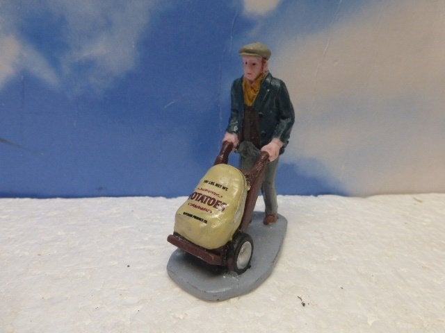 lemax market worker kerstdorp poppetje figurine accessoire, Ophalen of Verzenden, Zo goed als nieuw