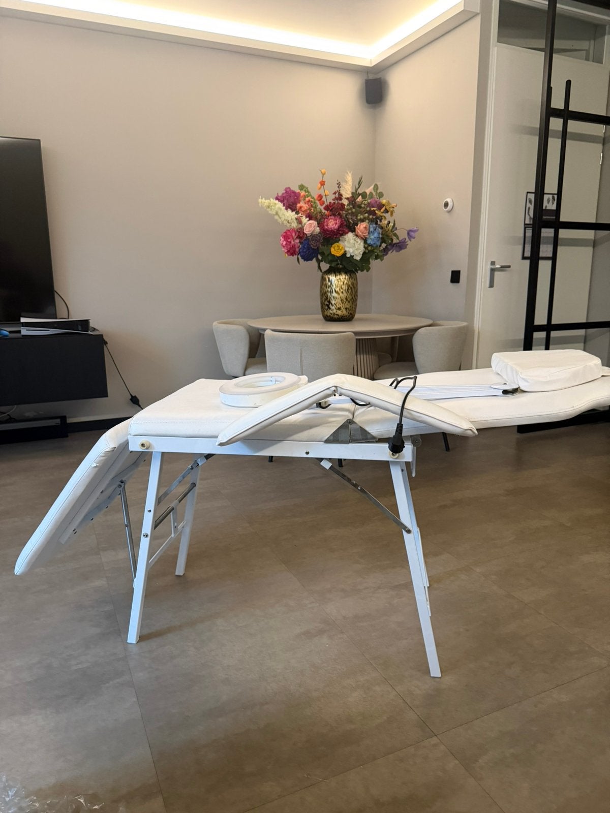 Massage bed met lamp, Sport en Fitness, Ophalen, Zo goed als nieuw, Massagetafel