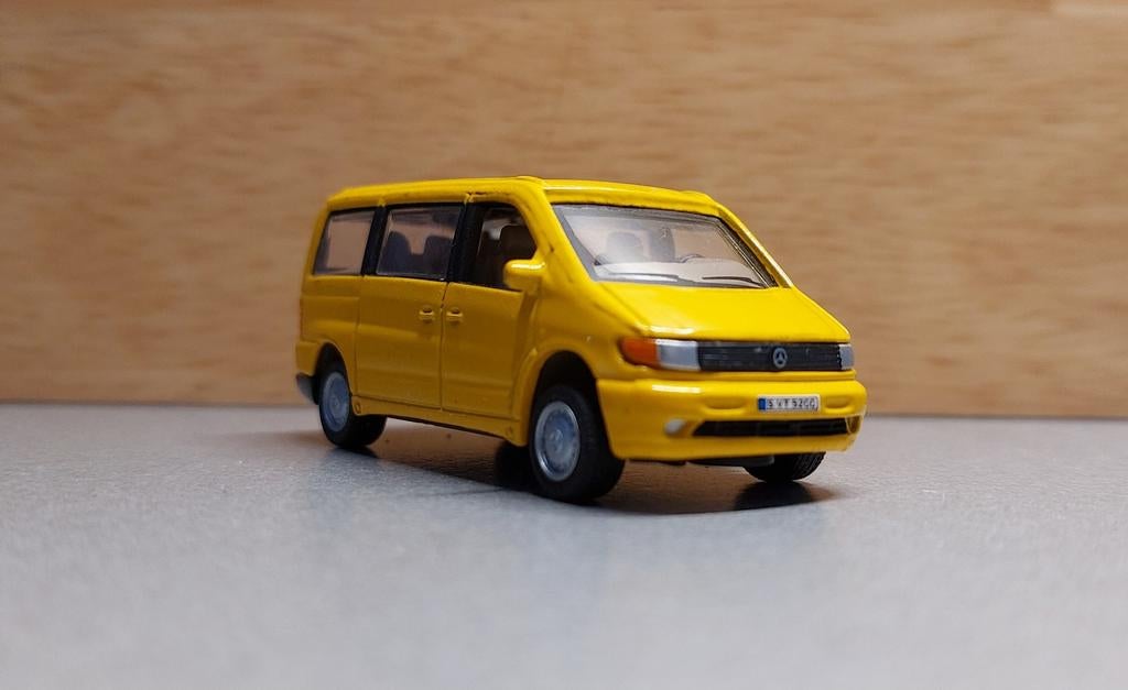 Gele Mercedes-Benz Vito modelauto, Ophalen of Verzenden, Zo goed als nieuw, Bus of Vrachtwagen