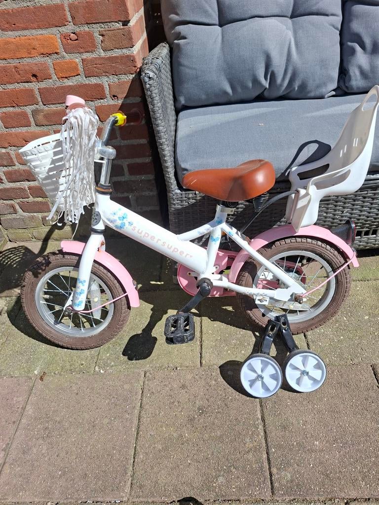 Kinderfiets met zijwieltjes en zitje, Ophalen