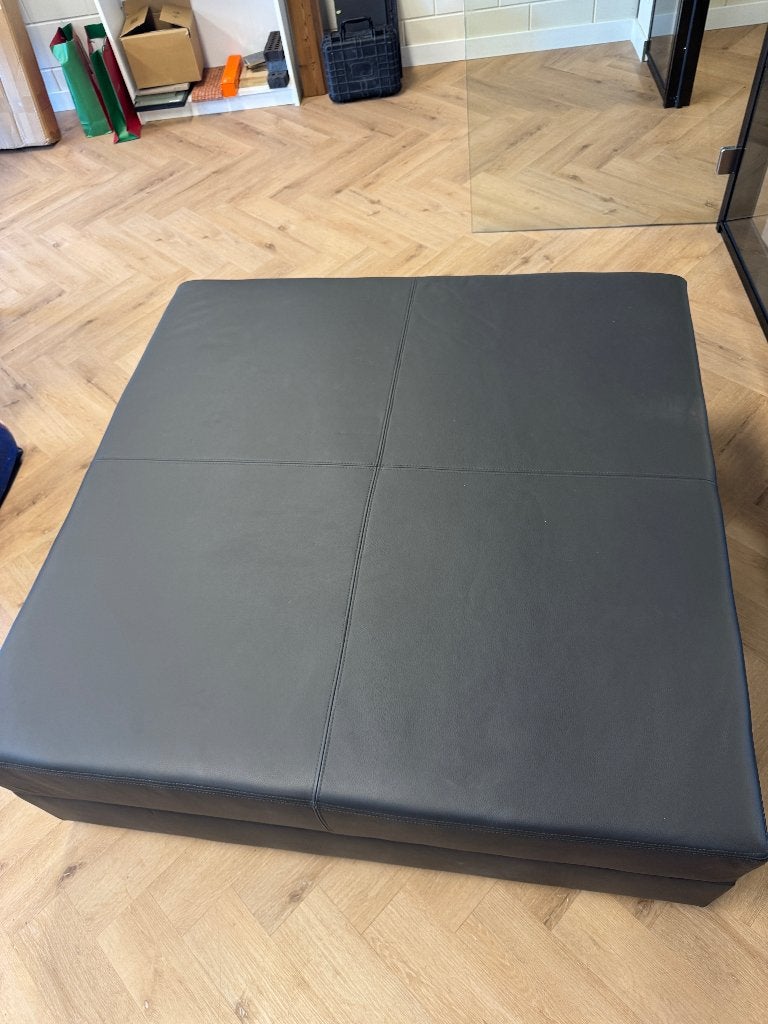 Leren poef antraciet, licht gebruikerssporen 130x130, Huis en Inrichting, Banken | Voetenbanken en Poefen, Ophalen, Gebruikt, 125 cm of meer