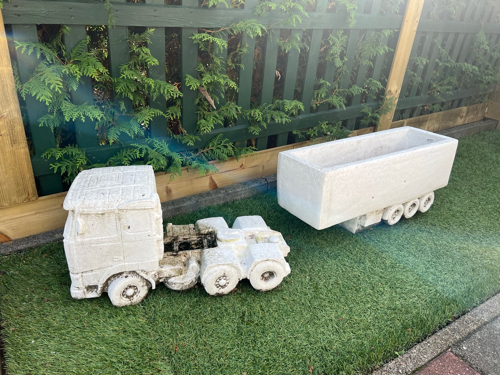 Betonnen Volvo vrachtwagen met aanhanger, Ophalen of Verzenden, Gebruikt, Beton, Abstract beeld