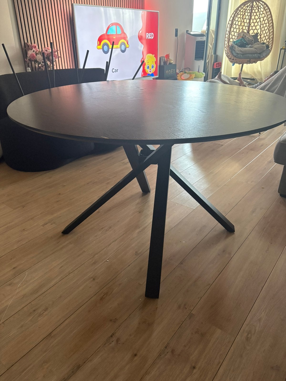 Foto 2 van Ronde zwart eiken eettafel 120cm