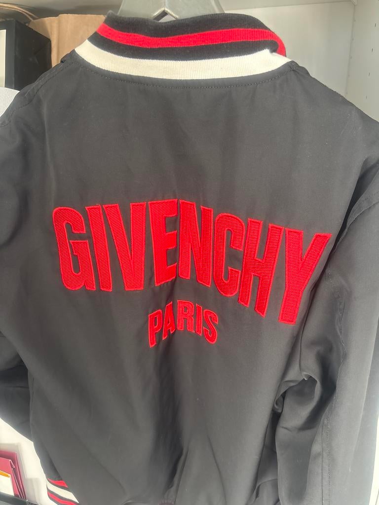 Givenchy Bomberjack Zwart met Rood Logo, Kleding | Heren, Jassen | Zomer, Zo goed als nieuw, Overige maten, Zwart, Ophalen of Verzenden