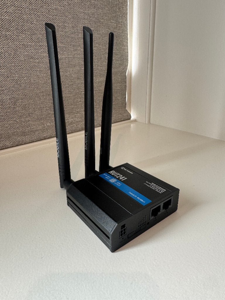 4G router - Teltonika RUT241, Computers en Software, Ophalen, Zo goed als nieuw, Router met modem, Teltonika