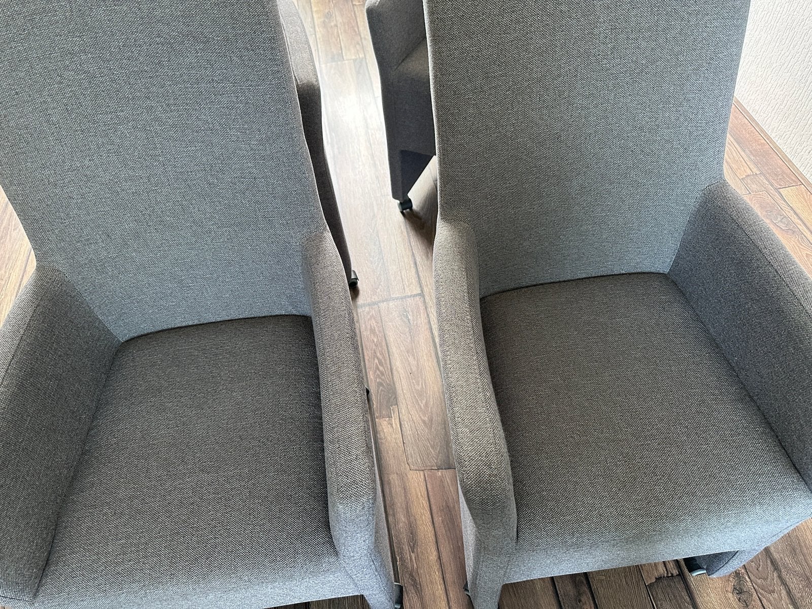 € 50,- koopje! 4 stuks zgan grijze eetkamerstoelen (+ tafel), Ophalen, Zo goed als nieuw, Vijf, Zes of meer stoelen, Eigentijds