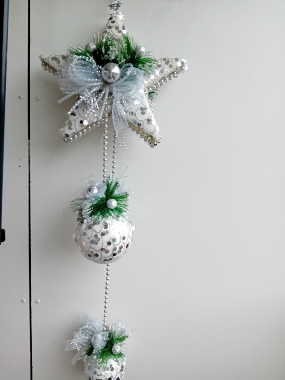 Prachtige Wit/Zilver Kerstdecoratie Met Hangende Kerstballen, Ophalen, Gebruikt