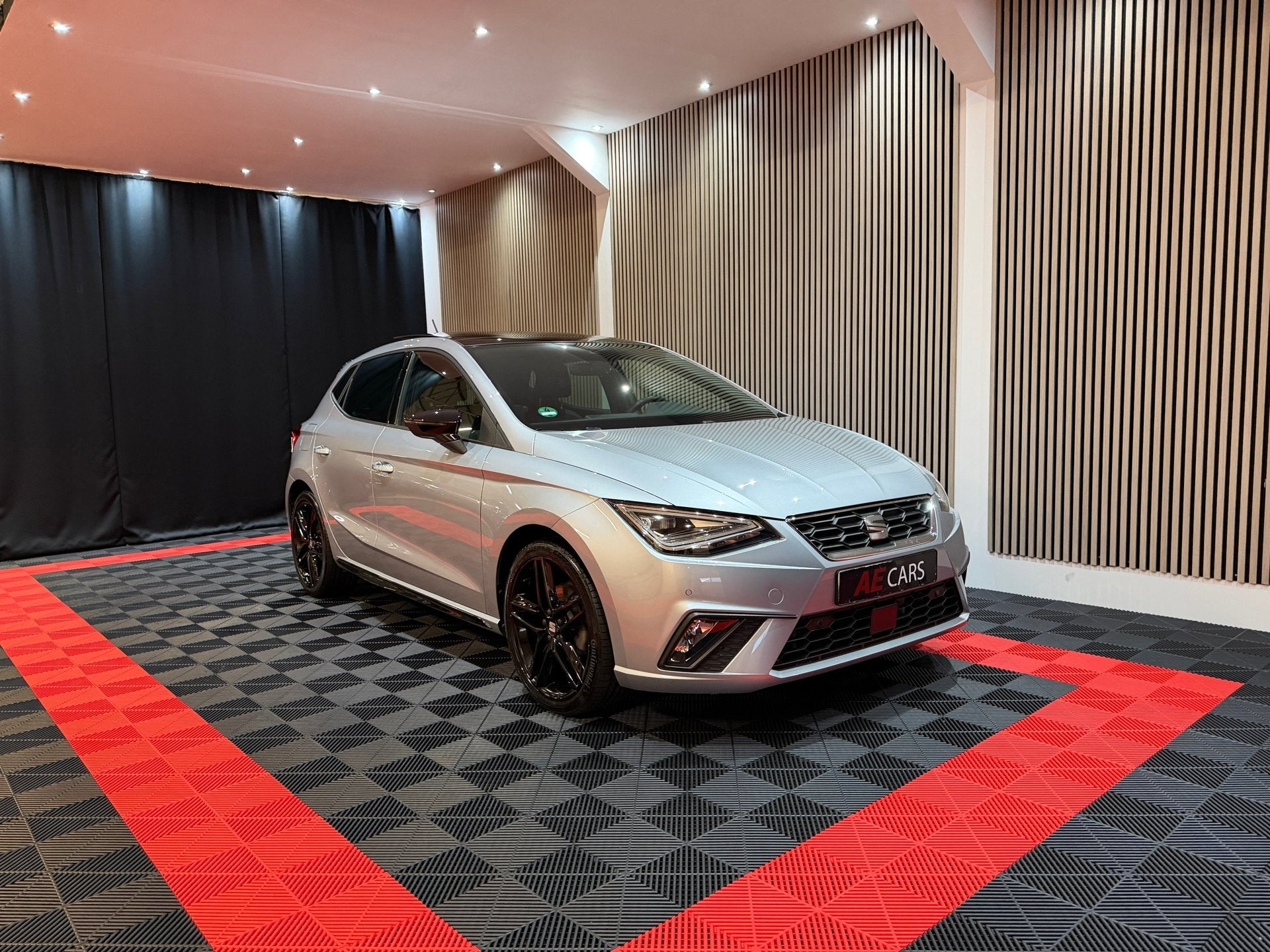 Seat Ibiza 1.5 TSI FR Business Black Line Face lift Pano Cam, Auto's, Dealer onderhouden, Zwart, 4 cilinders, 150 pk