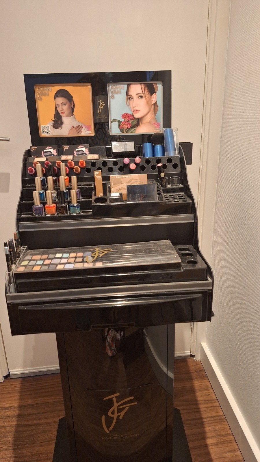 Make up display met testers en verkoopproducten John van G, Sieraden, Tassen en Uiterlijk, Ophalen, Zo goed als nieuw, Gehele gezicht