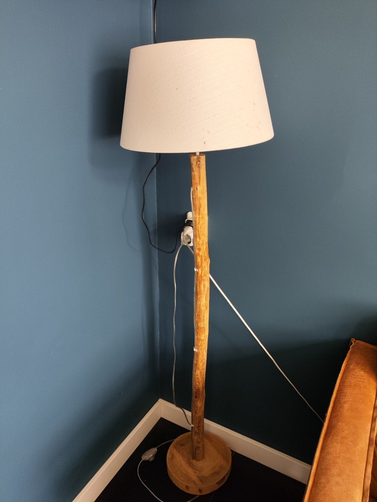 Staande lamp met houten poot - 147 cm hoog, Ophalen of Verzenden, Gebruikt, Stof, 100 tot 150 cm