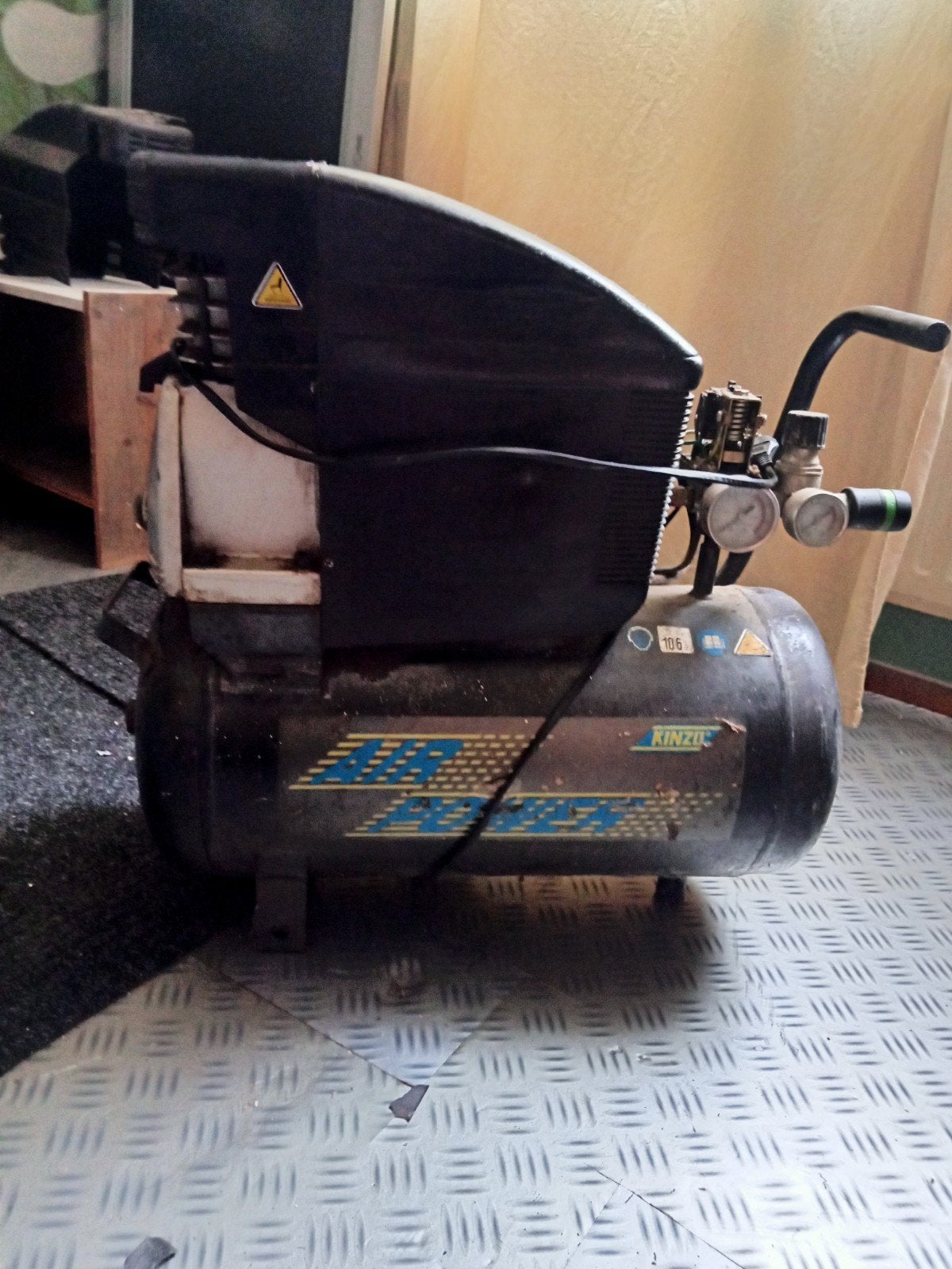 Kinzo Compressor - Gebruikt maar functioneel, Doe-het-zelf en Verbouw, Compressors, Ophalen